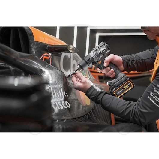 Fúró-csavarozó és ütvecsavar szett, akkus 18V 2x5.0Ah McLaren