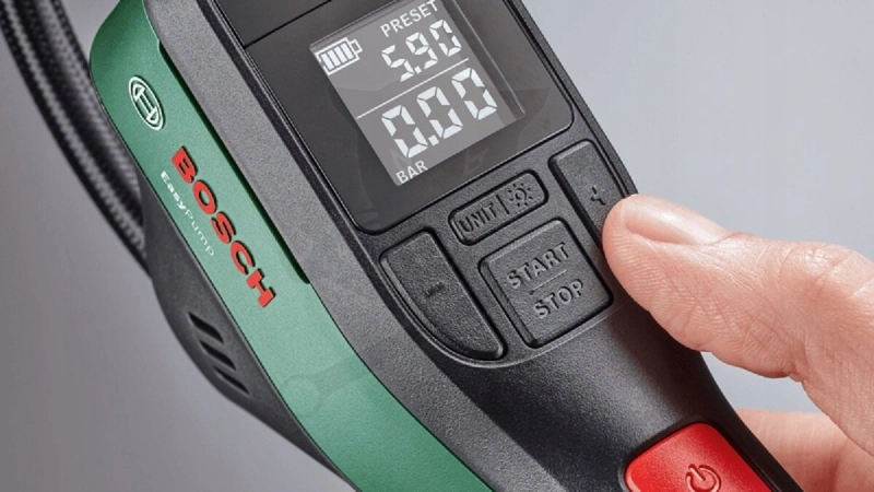 Kompresszor akkus  3,6 V 10,3 bar + 4db fej + lámpa - Bosch