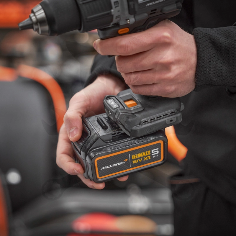 Ütvefúró-csavarbehajtó, akkus 18V 90 Nm 2x5.0Ah McLaren-DeWalt