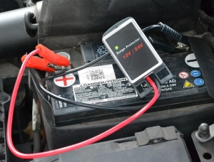 Akku őr 12V/24V - túlfeszültségvédelem "Surge Protector" - Hubitools (HUDSP12/24)